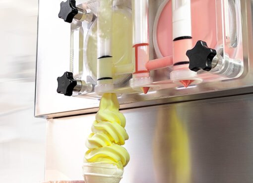 شاب سعودي يفكك ماكينة الـ آيس كريم وما وجده فيها من الداخل كان صادما للغاية!