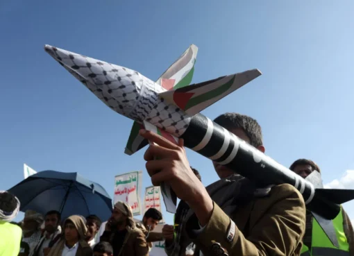 شاهد … قناص حر يستهدف برشاشة ضوء الحوثيين الخادع ..!فيديو