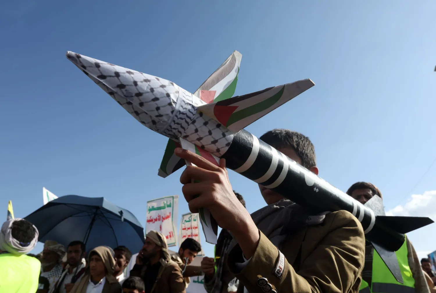 شاهد … قناص حر يستهدف برشاشة ضوء الحوثيين الخادع ..!فيديو