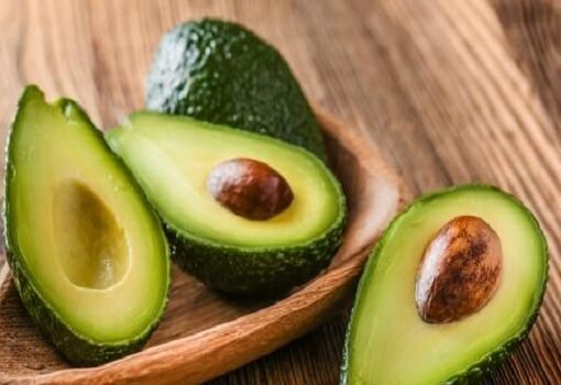 لهذا السبب الصادم.. أمريكية تنصح بتناول الأفوكادو مع الطماطم