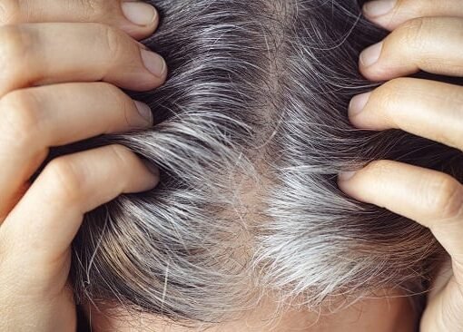 خبيرة تجميل سعودية تكشف عن وصفة سحرية لصبغ الشعر الأبيض العنيد وعلاج الشيب في 40 دقيقة فقط