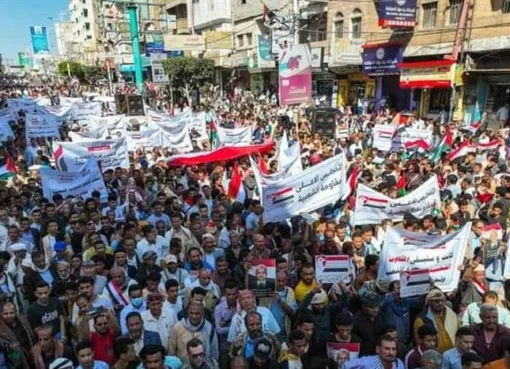 تعز.. آلاف اليمنيين يحيون الذكرى الـ14 لثورة 11 فبراير بمسيرة جماهيرية حاشدة