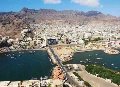 شاب عدني يفقد عقله ويقوم بهذا العمل المخل في الشارع.. تفاصيل