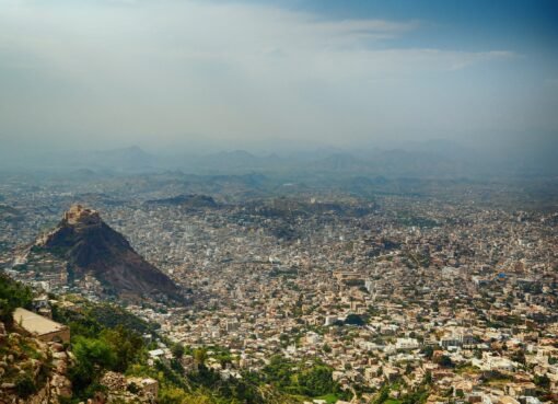 تعز.. مصلون يغادرون مسجداً أثناء صلاة الجمعة لسبب مفاجئ