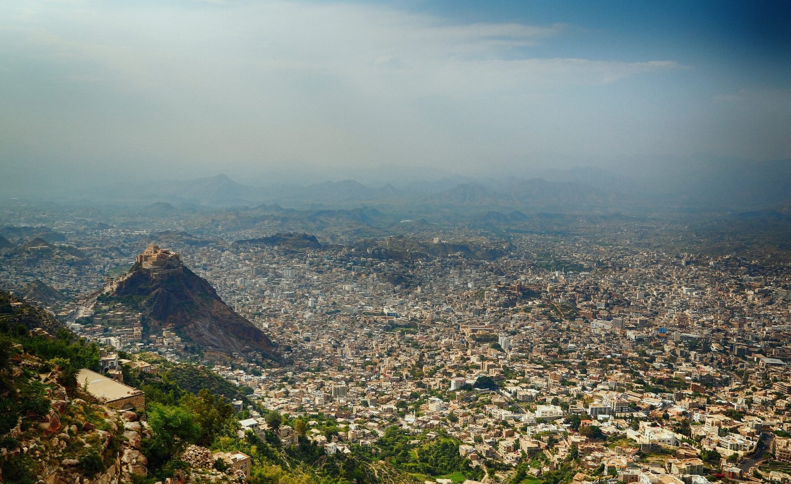 تعز.. مصلون يغادرون مسجداً أثناء صلاة الجمعة لسبب مفاجئ