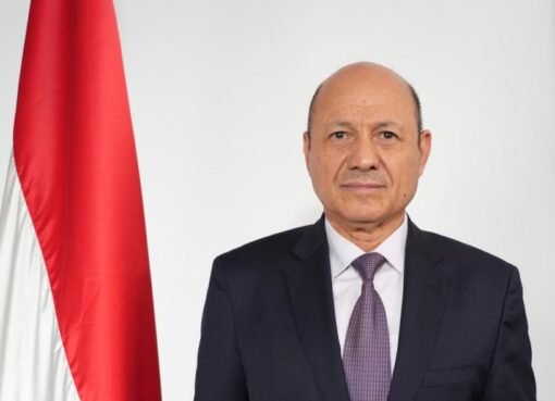 صحفي يمني يمدح الرئيس العليمي ويكشف عن خطأ الرئيس السابق هادي والقيادات الجنوبية وعلاقتهم بالمناطقية