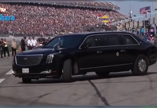 شاهد.. ترامب بسيارته "الوحش" في مضمار سباق دايتونا 500