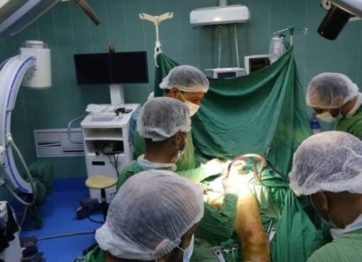 فريق جراحي يمني ينجح في إجراء عملية زراعة كلى وقلب مفتوح بتقنية هي الأولى عالميًا