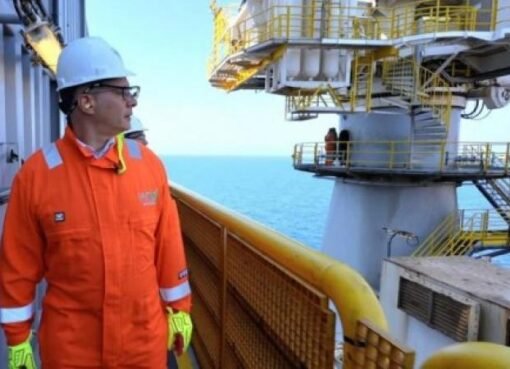 دولة عربية تعلن اكتشاف أكبر بحيرة نفط في العالم.. سوف تصبح أغنى من السعودية بـ100 مرة