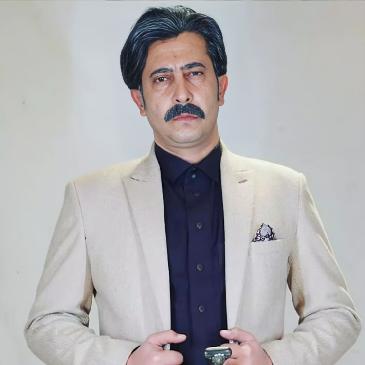 ممثل يمني شهير يعتدي بالضرب على طفل ومصدر يكشف السبب..!