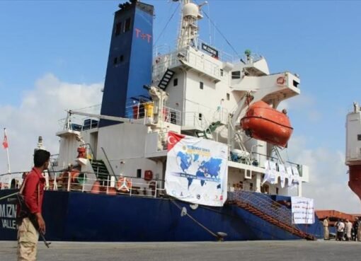 رفض شحنة محملة دقيق فاسد من تفريغ حمولتها في ميناء عدن وسط ضغوط لتمريرها..التفاصيل كاملة