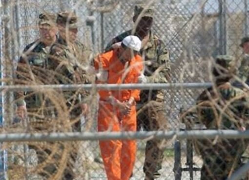 معتقل يمني سُجن في غوانتانامو أكثر من نصف عمره وكان الفن ملاذه..تعرف عليه