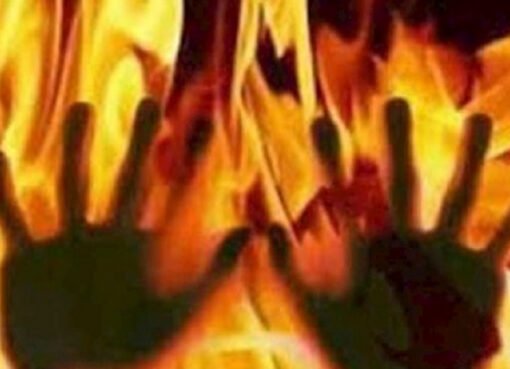 امرأة تحرق نفسها أمام مطعم بسبب هذا الامر..تفاصيل