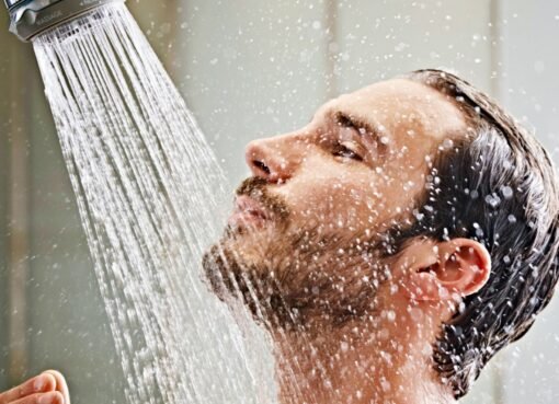 طبيب سعودي يكشف حقيقة الإصابة بالسكتة الدماغية نتيجة غسل الرأس أولاً أثناء الاستحمام