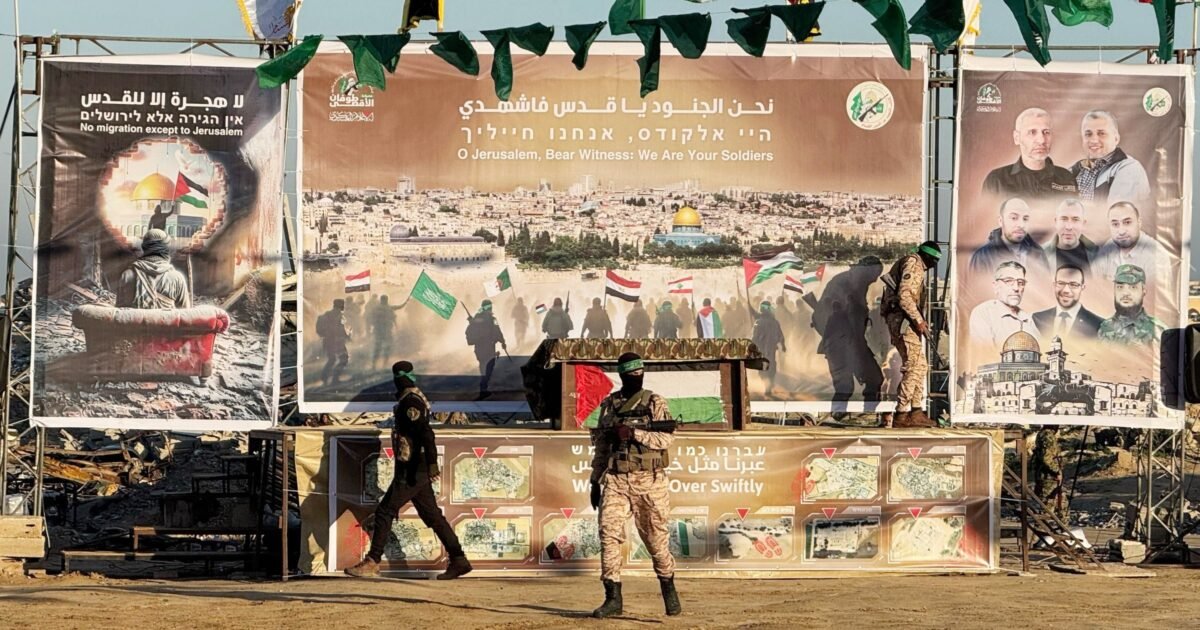 شاهد بالصورة.. العلم اليمني والسعودي يرفرفان على منصة تسليم الأسرى بغزة