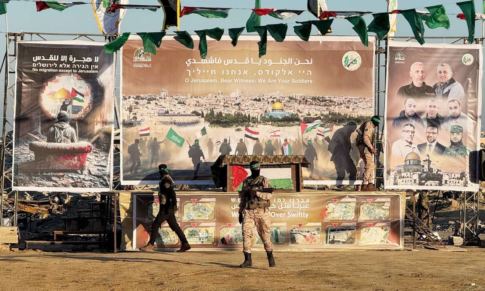 شاهد بالصورة.. العلم اليمني والسعودي يرفرفان على منصة تسليم الأسرى بغزة