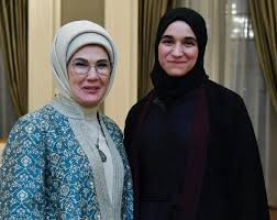 شاهد: أول صورة رسمية لزوجة الرئيس السوري أحمد الشرع بجانب زوجة الرئيس التركي
