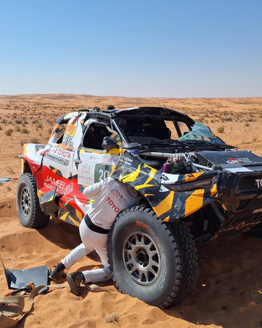 شاهد: أمير سعودي يتعرض لحادث انقلاب أثناء مشاركته في ⁧‫ رالي حائل‬⁩..صور
