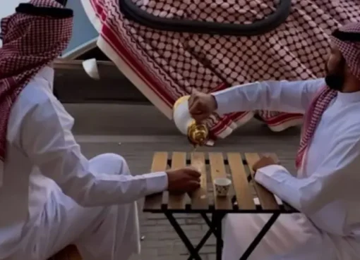 تفحيط مثير لشبان سعوديين وسط أجواء القهوة العربية ! (شاهد الفيديو)