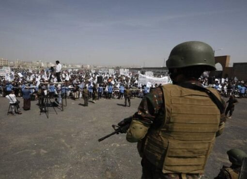 الحوثي يقيل 52 مسؤول في صنعاء عقب رفضهم تنفيذ هذا الأمر! الحوثي يقيل 52 مسؤول في صنعاء عقب رفضهم تنفيذ هذا الأمر!