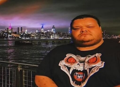 مصارع أمريكي يلقى حتفه في الحلبة بسبب حالة طبية طارئة