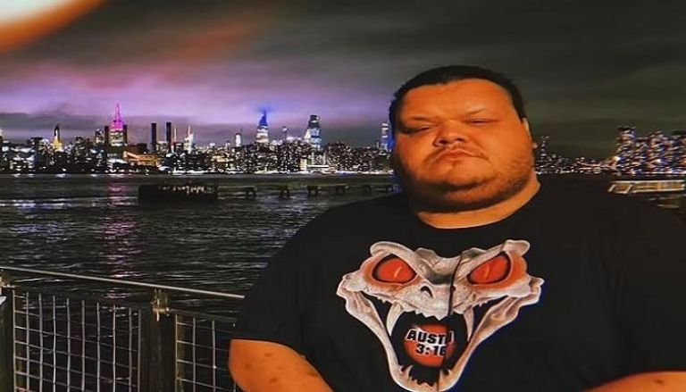 مصارع أمريكي يلقى حتفه في الحلبة بسبب حالة طبية طارئة