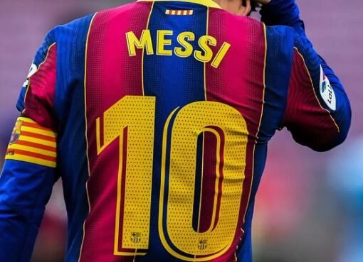 من أجل الحفاظ على أسطورة القميص 10.. قرار صعب ينتظر برشلونة