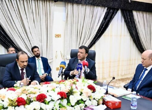 الحكومة الشرعية تحذر من التعامل مع ميليشيا الحوثي بعد تصنيفها إرهابية: عواقب قانونية دولية خطيرة