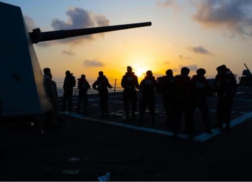 القوات الامريكيه تتصدى للحوثيين بسلاح جديد