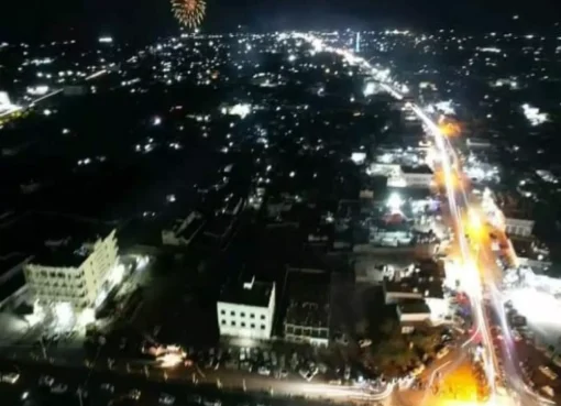 صورة ليلية لمدينة المخا الساحلية تُظهر حجم التوسع العمراني الهائل الذي شهدته المدينة خلال السنوات الأخيرة