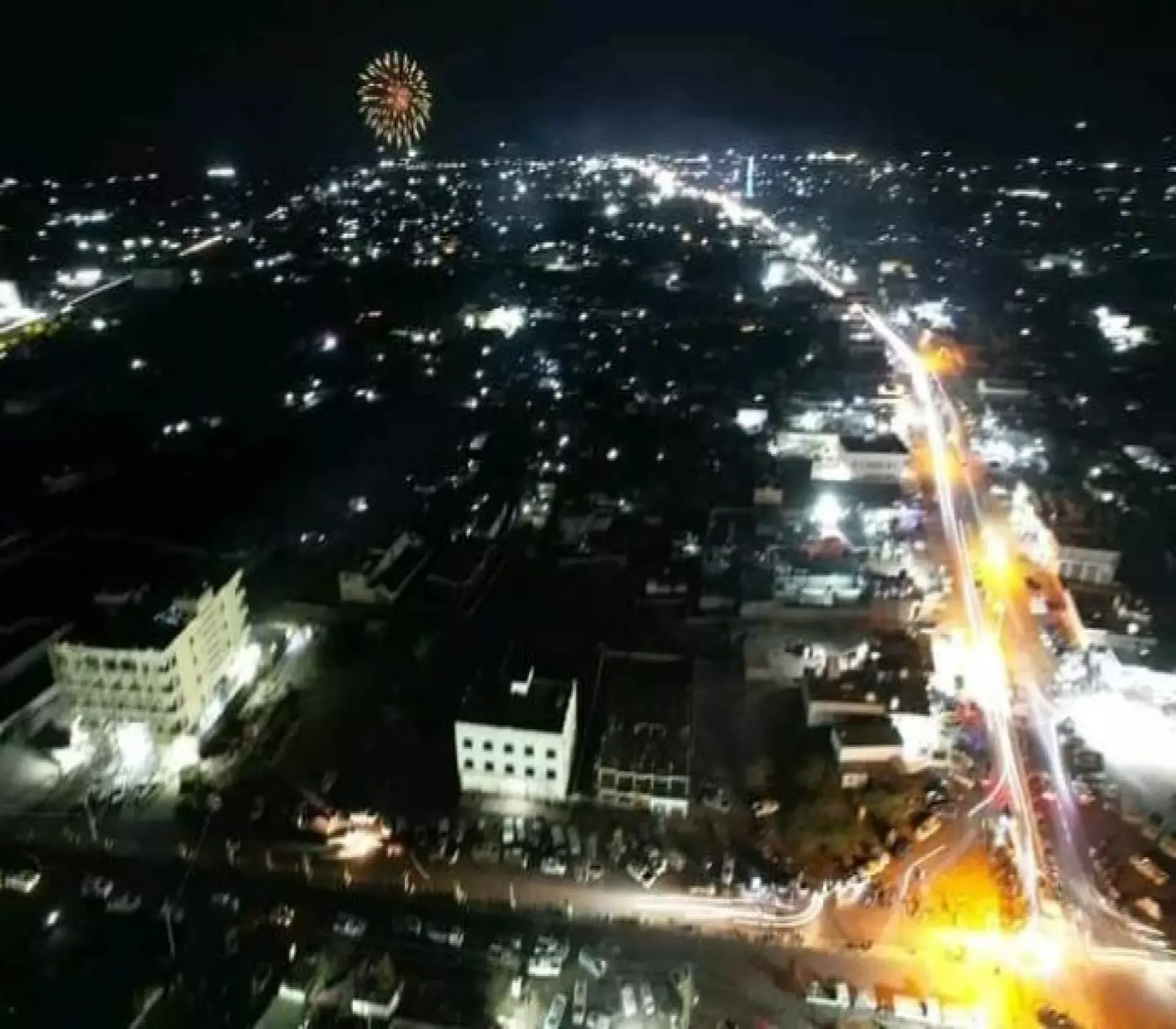 صورة ليلية لمدينة المخا الساحلية تُظهر حجم التوسع العمراني الهائل الذي شهدته المدينة خلال السنوات الأخيرة