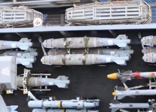 شاهد: القيادة المركز يه الأمريكية تنشر فيديو لحظة تجهيز القنابل والصواريخ على حاملة الطائرات الأمريكية لضرب الحوثيين في اليمن