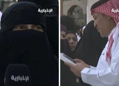 "مراسل الإخبارية يفاجئ زائرة يمنية بهدية قيمة بعد فقدانها هاتفها"