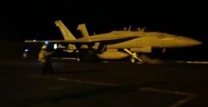 القيادة المركزية الأمريكية تنشر فيديو يظهر إقلاع مقاتلاتها من حاملة الطائرات "هاري ترومان" لتنفيذ ضربات ضد أهداف في اليمن