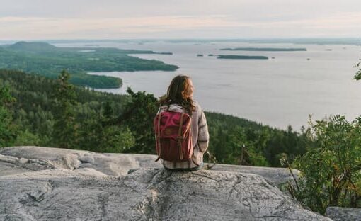 "تقرير عالمي يكشف عن أسعد بلد في العالم، بينما تحتل دولة عربية المرتبة الأخيرة في السعادة"