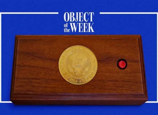 ترامب يفاجئ الجميع بالكشف عن الزر الأحمر في مكتبه