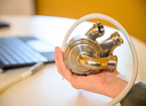 إنجاز طبي فريد: رجل يعيش بقلب تيتانيوم لمدة 100 يوم