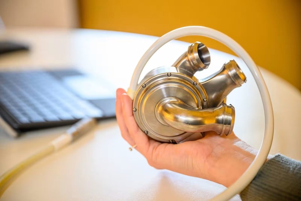 إنجاز طبي فريد: رجل يعيش بقلب تيتانيوم لمدة 100 يوم