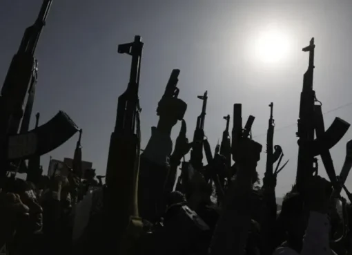 أعلنت جماعة الحوثي في اليمن (Houthis in Yemen) استئناف عملياتها العسكرية ضد إسرائيل (Israel)، عقب انتهاء المهلة التي حددتها للوسطاء للضغط على الاحتلال الإسرائيلي لإدخال المساعدات الإنسانية إلى قطاع غزة (Gaza Strip). اجتماع في صنعاء حول التصعيد العسكري بالتزامن مع ذلك، عقد مجلس الوزراء التابع للحوثيين، والذي لا يحظى باعتراف دولي، اجتماعًا مساء الثلاثاء في العاصمة صنعاء (Sanaa)، لمناقشة انتهاء المهلة التي سبق وأعلنها زعيم الجماعة، عبد الملك الحوثي. ووفقًا لوكالة سبأ التابعة للحوثيين، أكد المجلس جاهزية القوات لتنفيذ عمليات عسكرية ضد إسرائيل. كما شدد الاجتماع على استعداد جميع الوزارات والهيئات والمؤسسات لاتخاذ الإجراءات اللازمة لتنفيذ هذا القرار، في إطار ما وصفه بمساندة "الأشقاء في غزة والمقاومة الفلسطينية". إعلان استئناف حظر السفن الإسرائيلية في البحر الأحمر وخليج عدن وفي وقت متأخر من ليل الثلاثاء، أعلن المتحدث العسكري للحوثيين، يحيى سريع، عن استئناف حظر عبور السفن التي تزعم الجماعة أنها "إسرائيلية" في البحر الأحمر (Red Sea)، البحر العربي (Arabian Sea)، مضيق باب المندب (Bab el-Mandeb Strait)، وخليج عدن (Gulf of Aden). وذكر سريع في بيان نشره عبر منصة إكس (X) أن الحظر بدأ تنفيذه اعتبارًا من فجر اليوم الأربعاء، محذرًا من أن أي سفينة إسرائيلية تحاول كسر هذا الحظر ستتعرض للاستهداف في منطقة العمليات المحددة. ووكان زعيم الحوثيين قد أمهل الوسطاء يوم الجمعة الماضي أربعة أيام للسماح بإدخال المساعدات الإنسانية إلى غزة، ملوحًا باستئناف الهجمات البحرية إذا لم يتم تنفيذ هذا المطلب، وهو ما دفع الجماعة إلى إعلان التصعيد مجددًا بعد انتهاء المهلة.