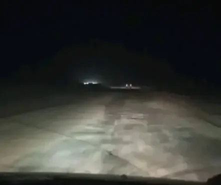 أطلق مسافرون عبر الطريق الدولي مأرب - صافر - العبر تحذيرات عاجلة للمارين على هذا الطريق، نظرًا لتزايد خطر الكثبان الرملية الزاحفة التي تهدد سلامة المسافرين. ودعا المسافرون إلى أخذ الحيطة والحذر الشديدين أثناء القيادة، خاصة في المناطق التي تشهد كثافة رملية عالية. وأكد المسافرون أن منطقة "الوضيح" بالقرب من النقطة الأمنية تعتبر من أخطر المناطق على طول الطريق، حيث تغطي الرمال الزاحفة أجزاء كبيرة من الطريق، بالإضافة إلى وجود حفر كبيرة تشكل خطرًا حقيقيًا على المركبات، وقد تؤدي إلى حوادث مرورية خطيرة. وأشار المسافرون إلى أن الرمال المتراكمة تزيد من خطر الانزلاقات، خاصة عند القيادة بسرعات عالية، وتقلل من فعالية الفرامل، مما يجعل التحكم في المركبة صعبًا للغاية. وتأتي هذه التحذيرات في ظل تزايد عدد الحوادث المرورية على هذا الطريق خلال الفترة الأخيرة، والتي يعزوها المسافرون إلى السرعة الزائدة وعدم صيانة المركبات، بالإضافة إلى المخاطر الجديدة التي تشكلها الكثبان الرملية الزاحفة. ويناشد المسافرون الجهات المعنية بضرورة التدخل العاجل لإزالة الرمال المتراكمة وصيانة الطريق، وتوفير إرشادات مرورية واضحة للحد من الحوادث وضمان سلامة المسافرين. اعطيني نص جديد