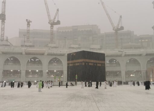 مشاهد مؤثرة: أمطار غزيرة تغمر أروقة الحرم المكي