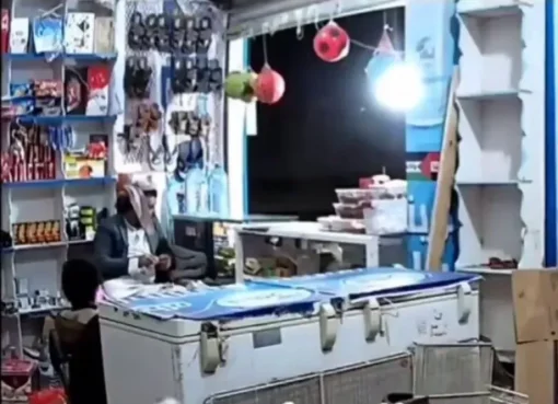 رد فعل مثير من مواطن يمني خلال القصف الأمريكي على صعدة (شاهد) رد فعل مثير من مواطن يمني خلال القصف الأمريكي على صعدة (شاهد)