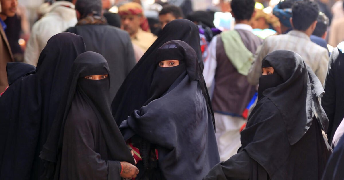 صنعاء تحت قيود مشددة: الحوثيون يواصلون التضييق على النساء.