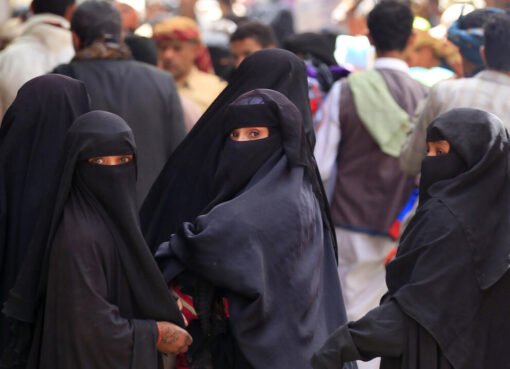 صنعاء تحت قيود مشددة: الحوثيون يواصلون التضييق على النساء.