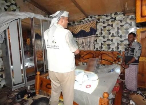 "مد بحري مفاجئ يغمر المنازل ويثير الذعر في مدينة يمنية ساحلية."