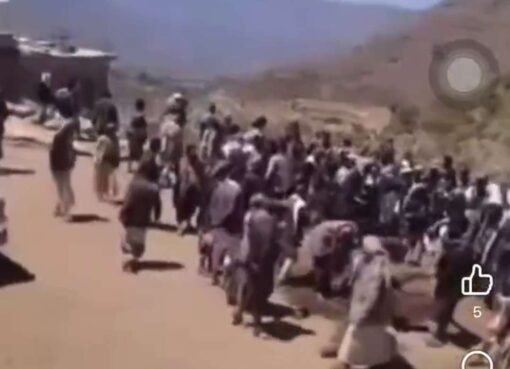 شاهد..قيادي حو ثي يخرج جثة مواطن من قبره(صورة)