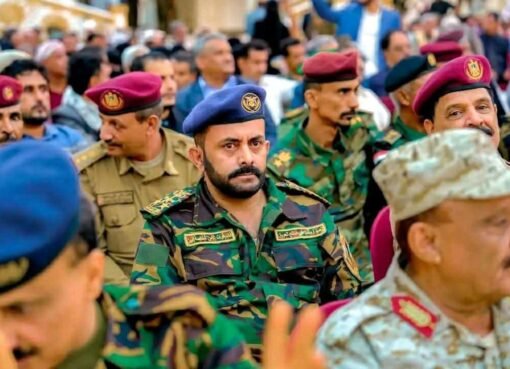 تعرف على القائد العسكري الذي ظهر امام عيدروس الزبيدي بالشعار الجمهوري بابين