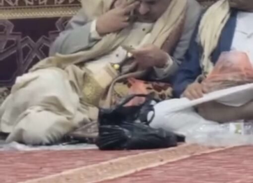 لن تصدق..قيادي حو ثي يمضغ القات داخل مسجد في رمضان بصنعاء