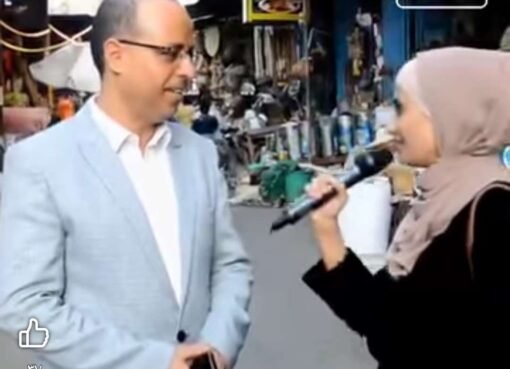 إعلامية شابة تحاول إحراج محمد الردمي.. ورد فعله يثير الإعجاب