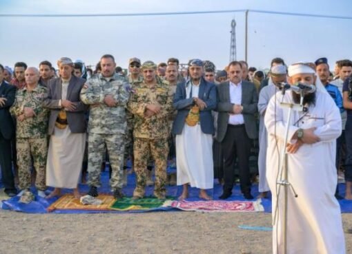 شاهد..طارق صالح يؤدي صلاة العيد بالمخا..صورة